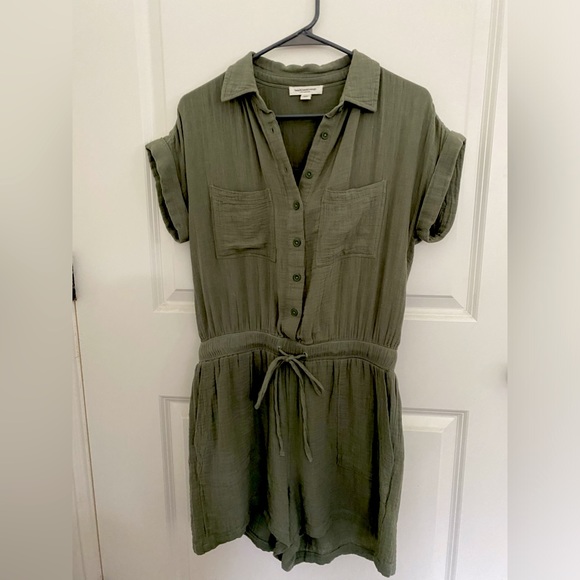 Green beachlunchlounge Romper - Picture 1 of 3